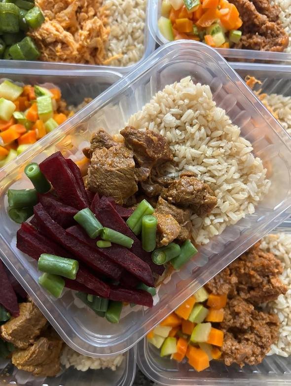 Marmita com arroz integral, carne em cubos, beterraba e vagem