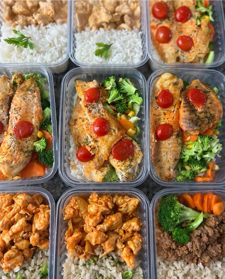 Marmitas de peixe com tomatinhos e frango com arroz