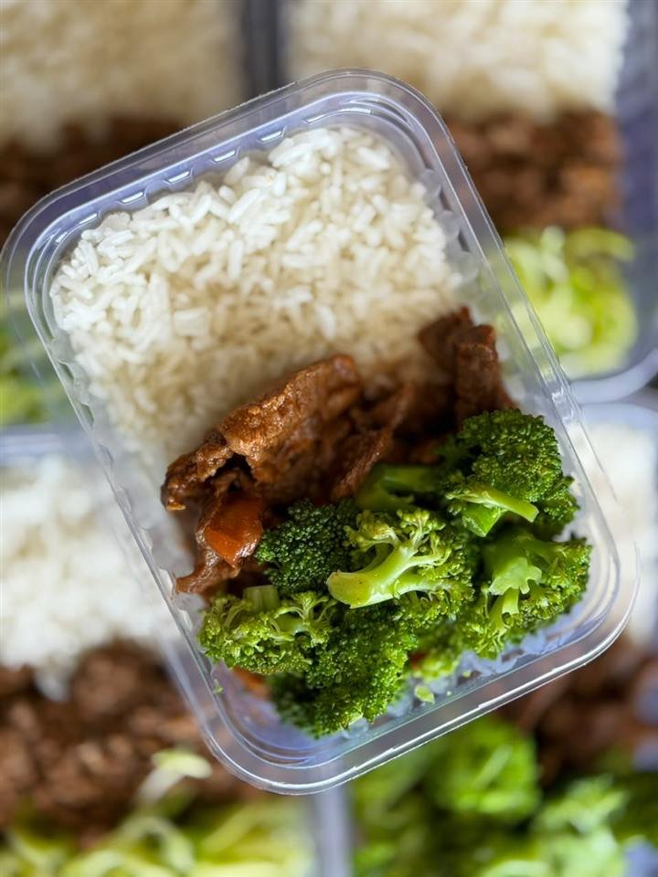 Marmita com arroz, iscas de carne e brócolis
